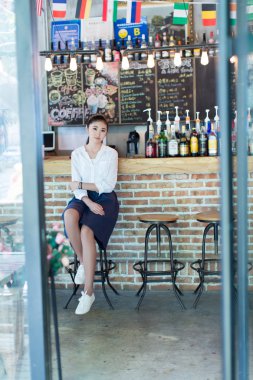 sessizce oturup barda kız