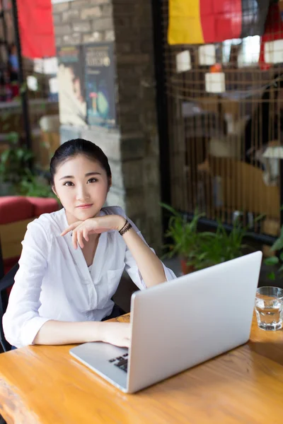Mulher hipster bonita usando laptop no café — Fotografia de Stock