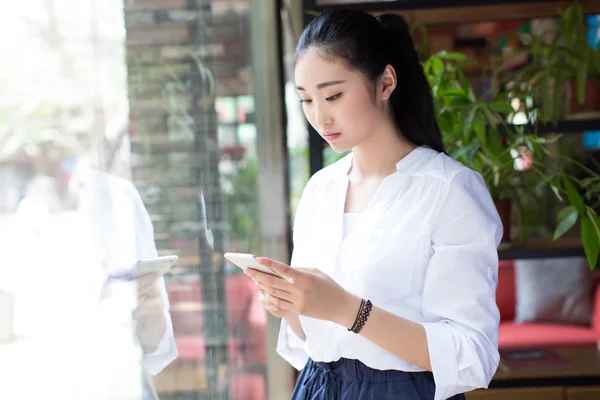 Pretty woman with cell phone — Stock Photo, Image