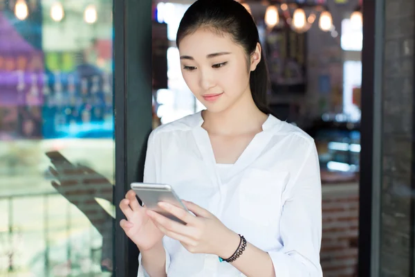 Mujer hablando por teléfono celular en un café — Foto de Stock