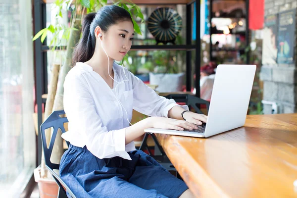 She was using a laptop computer — Stock Photo, Image