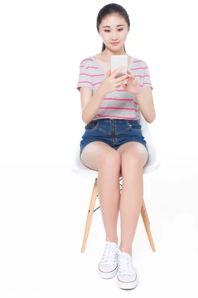 Menina bonita na sala para jogar o jogo — Fotografia de Stock