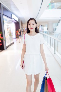 Hevesli alışveriş kız