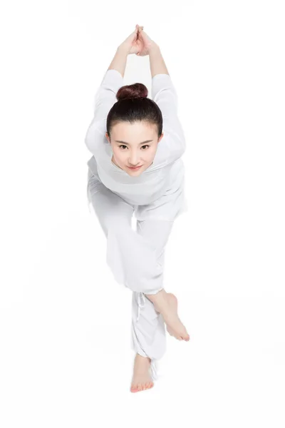 Sonriente chica deportiva haciendo práctica de yoga —  Fotos de Stock