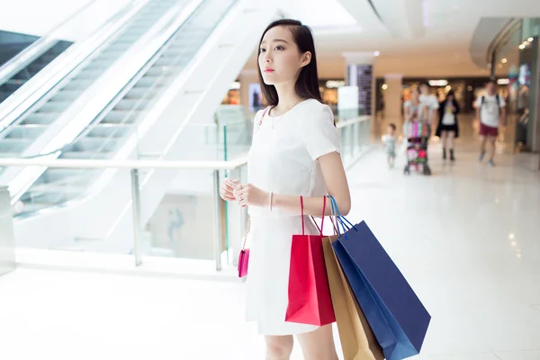 Entusiasta ragazza dello shopping — Foto Stock