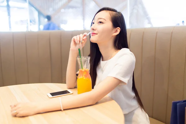 Mädchen sitzt im Café — Stockfoto