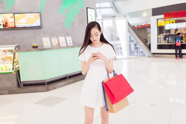 Girl in shopping center — Stock Photo, Image