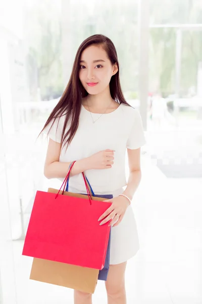 Chinese girl in shopping mall — Stock Photo, Image