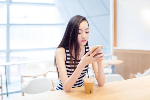 Chica sentada en una cafetería — Foto de Stock