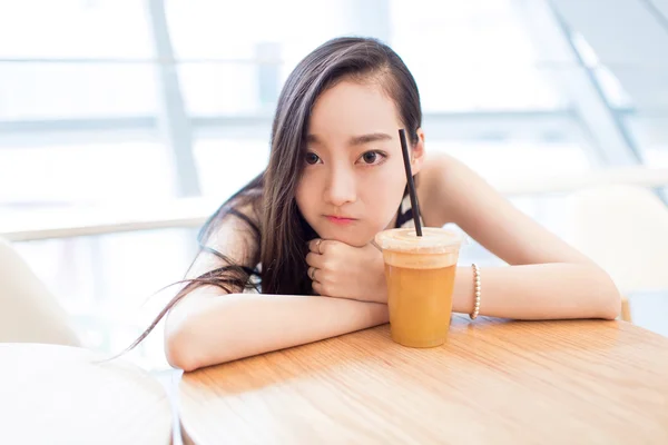 Mädchen sitzt in einem Café — Stockfoto