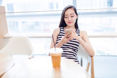 bir kafede oturan kız