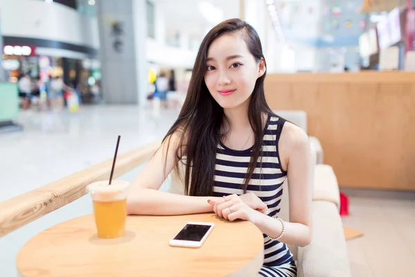 Girl drinking a glass of iced drinks — Stock Photo, Image