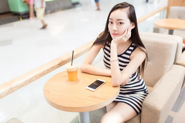 Девушка пьет стакан холодных напитков Стоковая Картинка