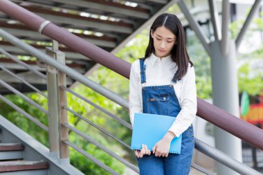 Kız açık havada okuma