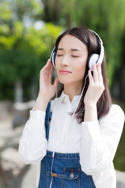 Müzik dinleyen kız