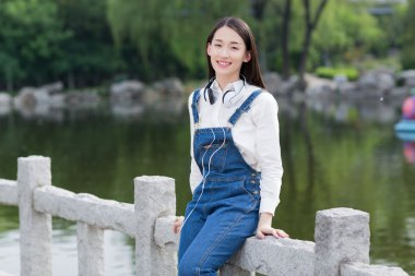 Müzik dinleyen kız