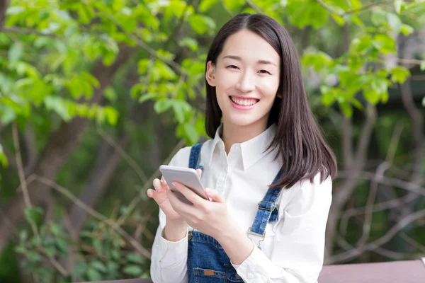 Šťastná dívka a mobilní telefon — Stock fotografie