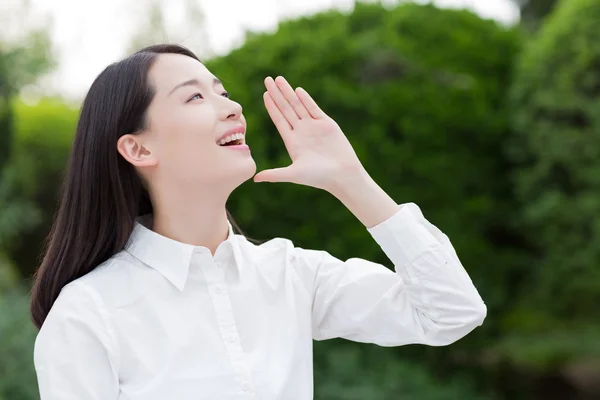 Menina gritando alto — Fotografia de Stock