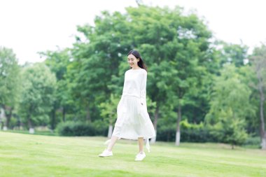 Kız parkta bir yürüyüş içinde