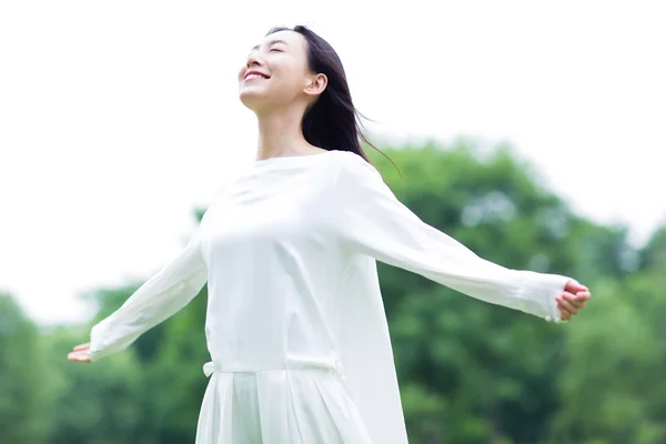 mutlu bir kadın güneşin tadını