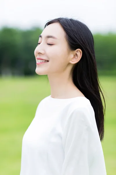 Jolie fille chinoise sourire dans le parc — Photo