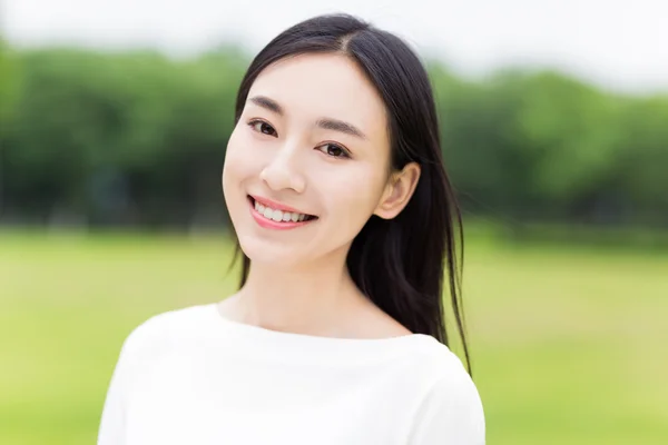 Yaz kızı portresi.