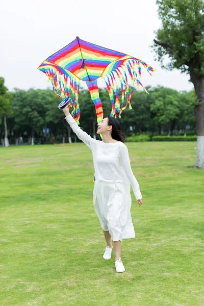 Menina voando um papagaio no parque — Fotografia de Stock