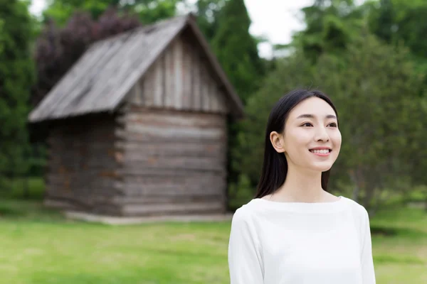 Beautiful teenagers standing in front cabin — Stock Photo, Image