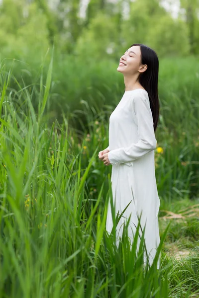 Frau in weißem Kleid Sommer inmitten von Schilf — Stockfoto