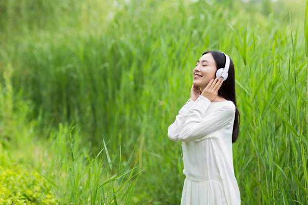 Beautiful chinese girl in the countryside — Stock Photo, Image