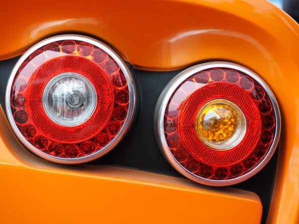 Faróis traseiros do carro vermelho — Fotografia de Stock