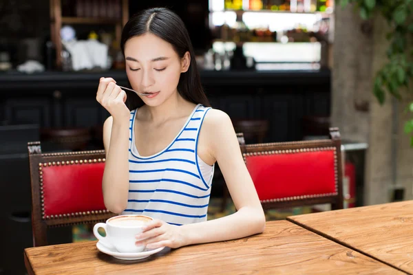 Genç güzel kadın kahve içme — Stok fotoğraf