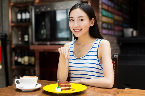 Mulher bebendo café e tomando café da manhã . — Fotografia de Stock