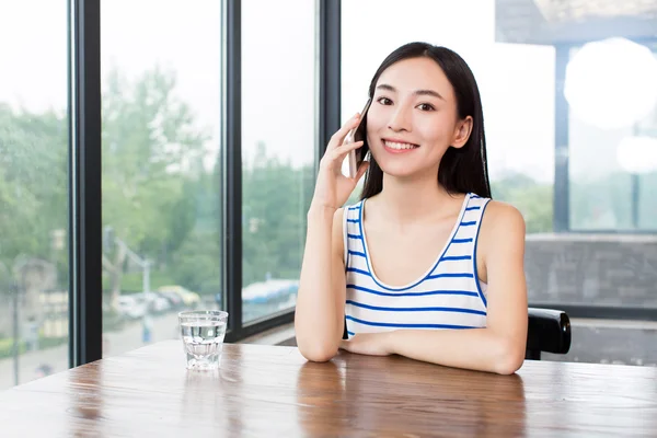 Mädchen telefoniert — Stockfoto