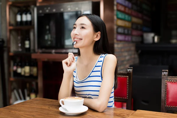 Junges Mädchen trinkt Kaffee in der Pause — Stockfoto