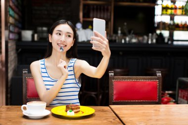 güzel genç kız ile bir cep telefonu