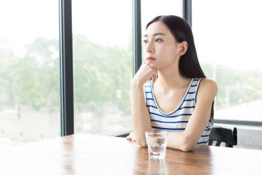 bir kafede güzel kız öğrenci