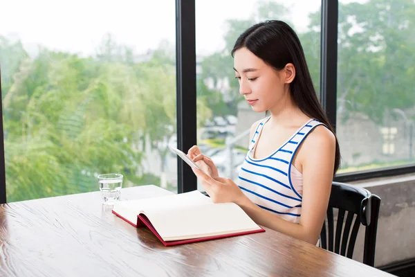 Lesen einer Nachricht — Stockfoto