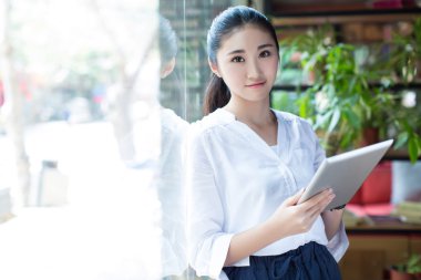 kafede net sörf kadın