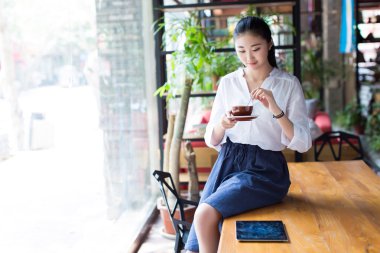 kalın kahve ve kız