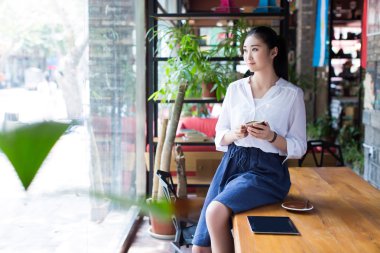 güzel erkek dijital tablet kafede kullanma