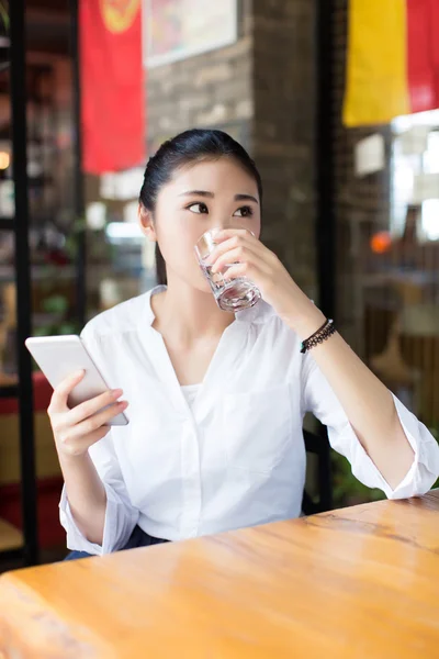 Junge Geschäftsfrau trinkt Wasser — Stockfoto