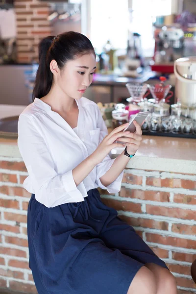 Китаянка в барной стойке — стоковое фото