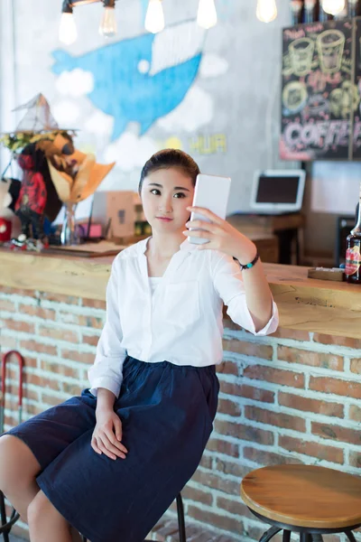 Chica en el bar — Foto de Stock