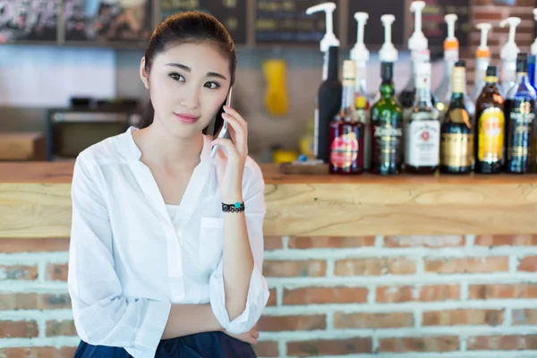 Chica en el bar — Foto de Stock