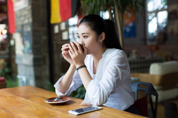 Junge Frau telefoniert im Café — Stockfoto