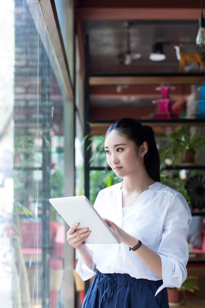 Woman surfing the net in coffee shop — Stock Photo, Image