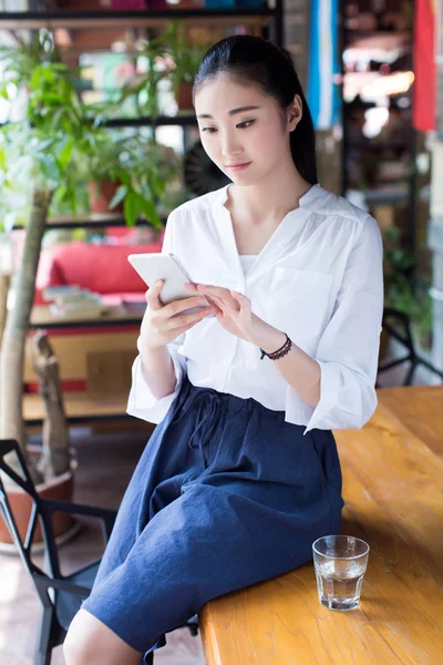 Chica sentada en un café — Foto de Stock