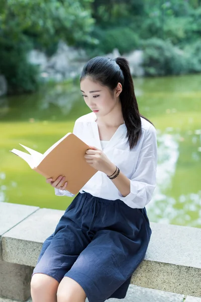 Девушка читает в парке — стоковое фото
