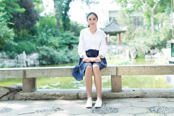 Girl reading in the park — Stock Photo, Image